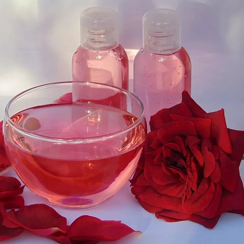 റോസ് വാട്ടർ പുരട്ടി മുഖം മിനുക്കാം |   Benefits of rosewater