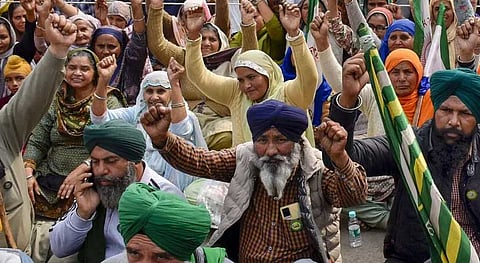 സമരം ശക്തിപ്പെടുത്താൻ കർഷകർ; പഞ്ചാബ് ഹരിയാന അതിർത്തിയിൽ പ്രധാനമന്ത്രിയുടെ കോലം കത്തിച്ച് പ്രതിഷേധം