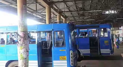 ആലുവയിൽ വിദ്യാർത്ഥിനിക്ക് സ്വകാര്യ ബസിൽ നിന്നും തെറിച്ച് വീണ് പരിക്കേറ്റു