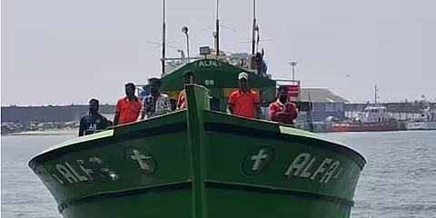 കേരള തീരത്ത് നിയമ വിരുദ്ധ മത്സ്യബന്ധനം; തമിഴ്നാട് സ്വദേശിയുടെ ട്രോളർ ബോട്ട് പിടിച്ചെടുത്തു