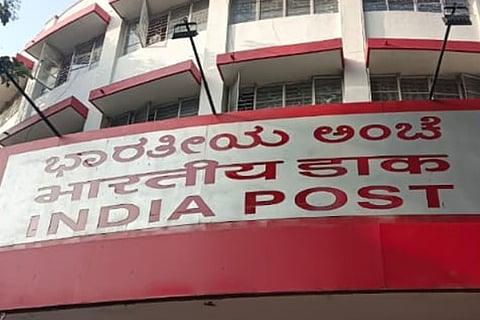 Evening post office on Museum Road, Bengaluru