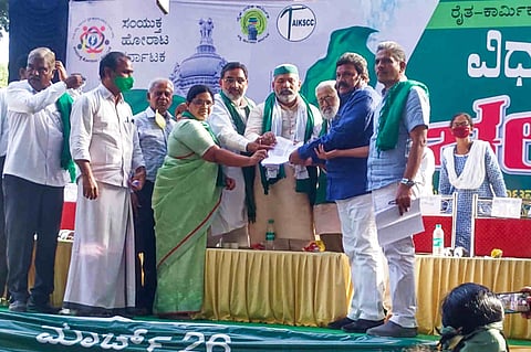 Farmers' protest: Rakesh Tikait, Darshan Pal, Kodihalli Chandrashekhar and others exchange memorandum in Bengaluru