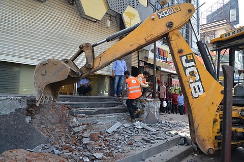 Crackdown on footpath encroachers in Hyd: GHMC removes 1,024 structures in a day