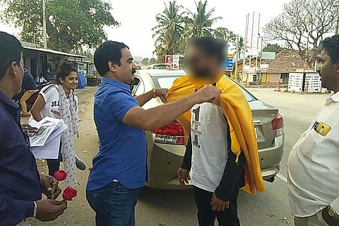 Shame on you for not voting: Tourists who skipped polls garlanded in Chikkamagaluru