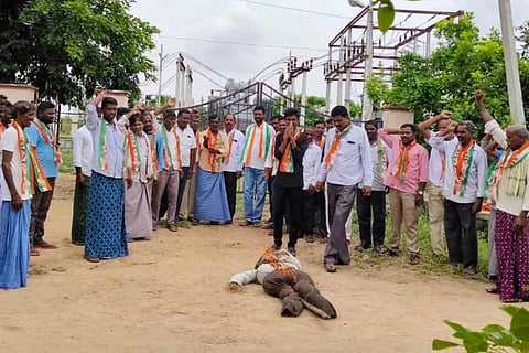 Telangana free-power row: Congress burns KCR’s effigies in counterprotest