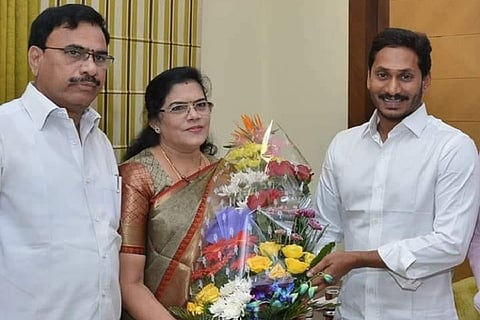 Ex-Congress MP Killi Kruparani meets Jagan, to join YSRCP