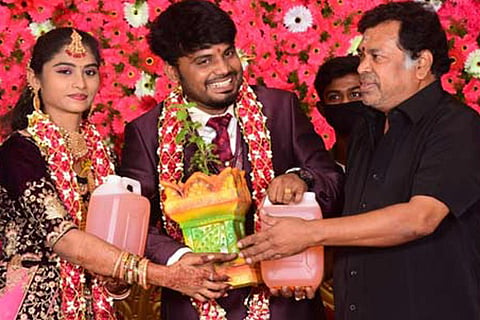 Mayilsamy gifting petrol to a couple at a wedding ceremony