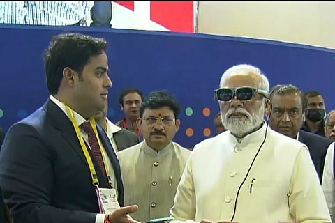 Prime Minister Narendra Modi using Jio Glass with 5G