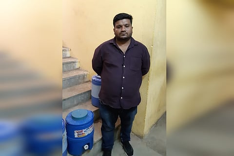 Oxygen cylinders being sold for Rs 1 lakh in Hyd black market, one held