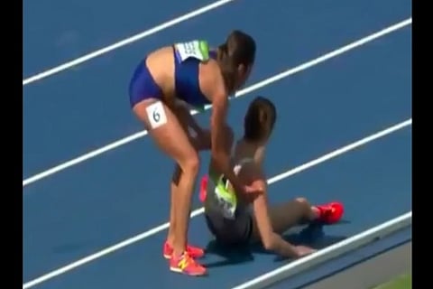 The true Olympian spirit: US runner helps Kiwi athlete get up after a fall