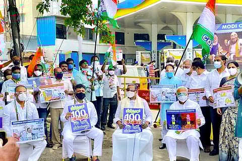 Congress leaders including DK Shivakumar and Siddaramaiah protesting against fuel price hike