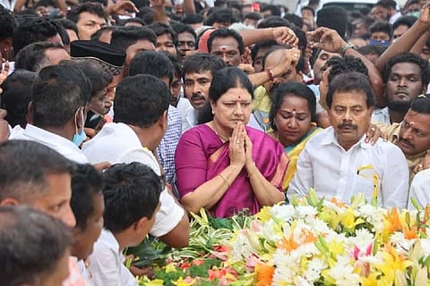 Sasikala visits her long-time friend Jayalalithaa’s memorial