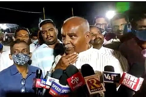 Karnataka minister Umesh Katti speaking to reporters without a mask on, amid a large crowd