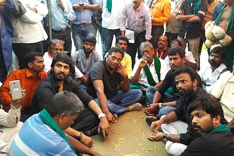 Prakash Raj, Vishal join TN farmers protesting at Jantar Mantar in New Delhi