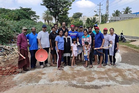 Armed with shovels, residents of Bengaluru’s Jalahalli fix potholes by themselves