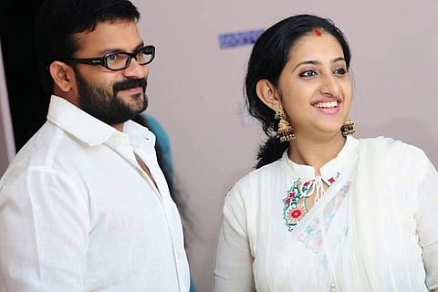 Jayasurya's wife Saritha escapes online fraud bid