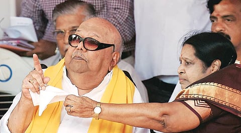 DMK supremo Karunanidhi’s wife Rajathi Ammal visits Apollo Hospital, meets Sasikala