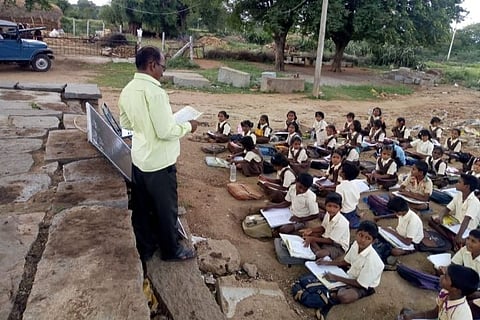 Only 3 rooms in this govt school in K'taka, so these kids have to study under a tree
