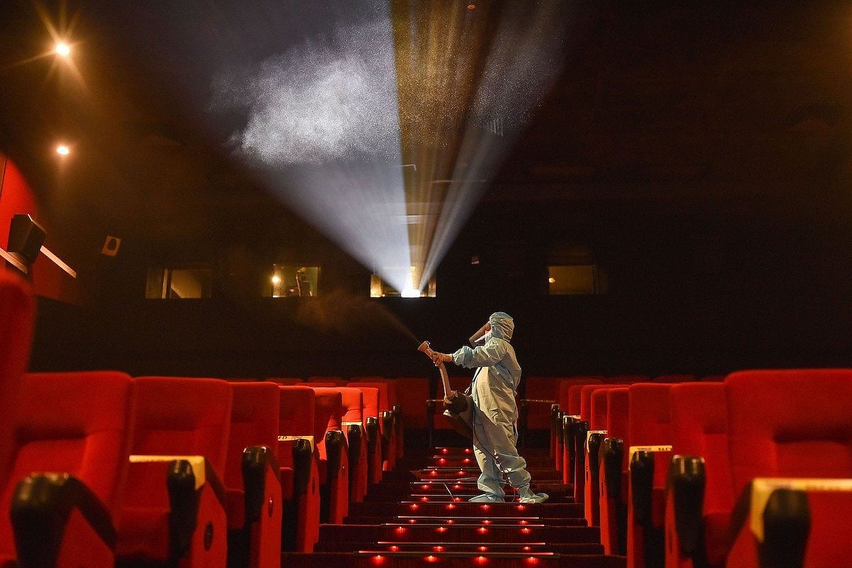 Video: Chennai theatre staff clap for first set of audience after ...