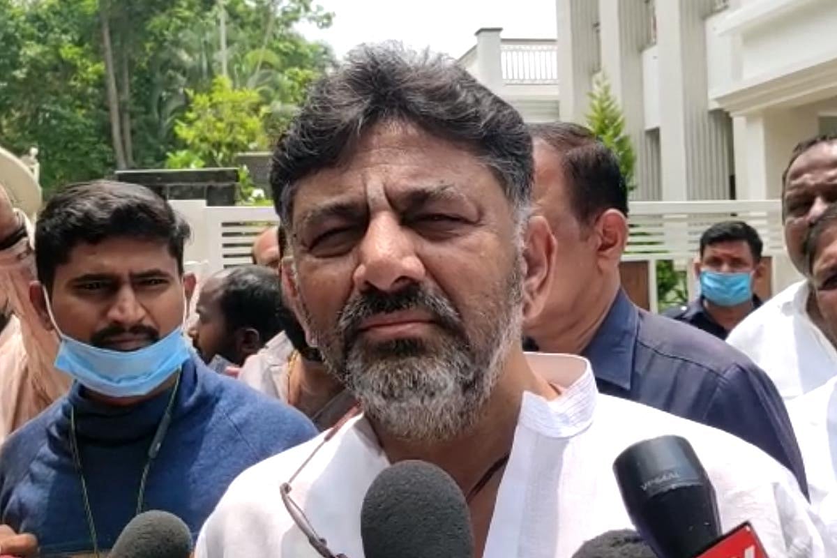 Ramesh Jarkiholi’s supporters pelt stones at DK Shivakumar’s car, wave