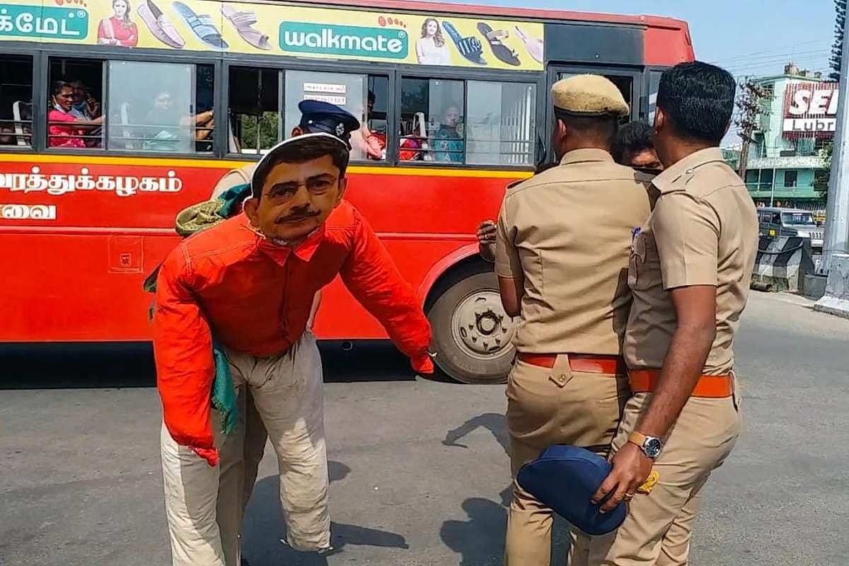 Protesters burn effigies of Governor Ravi in Coimbatore, detained