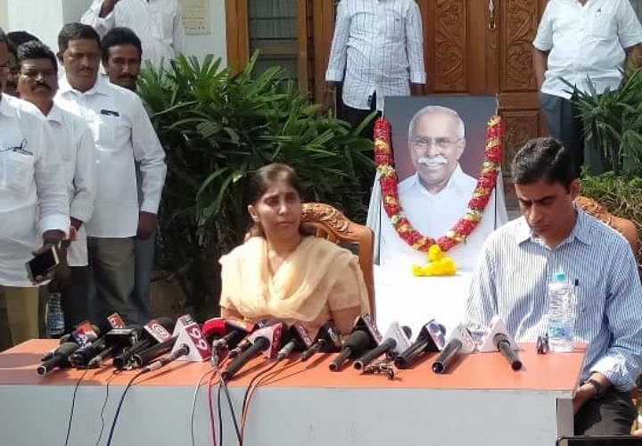 YS Jagan shielding my father's murderers: YS Vivekananda's daughter ...