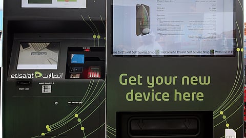 Etisalat Brings UAE’s First Smartphone Vending Machine to Abu Dhabi 