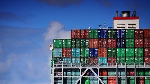 Containers Collapse onto LNG Bunker Vessel at Port of Rotterdam, Halting Operations