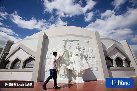Statue of Pope Francis and the Virgin Mary at Antipolo Cathedral