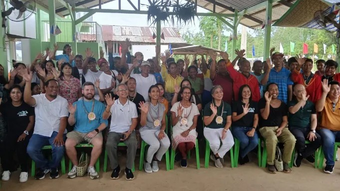 Tagbanua indigenous peoples living in cultural enclaves in Puerto Princesa City and Aborlan town in Southern Palawan with visiting officials from USAID INSPIRE Project, Gerry Roxas Foundation, and Nagkakaisang mga Tribu ng Palawan Inc. in Barangay Napsan. 