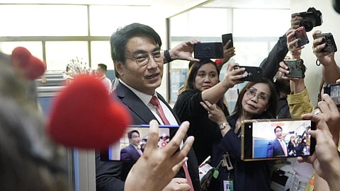 Bong Revilla hands out roses