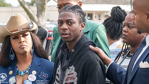 Parusa ng estudyante dahil sa buhok kinampihan ng korte