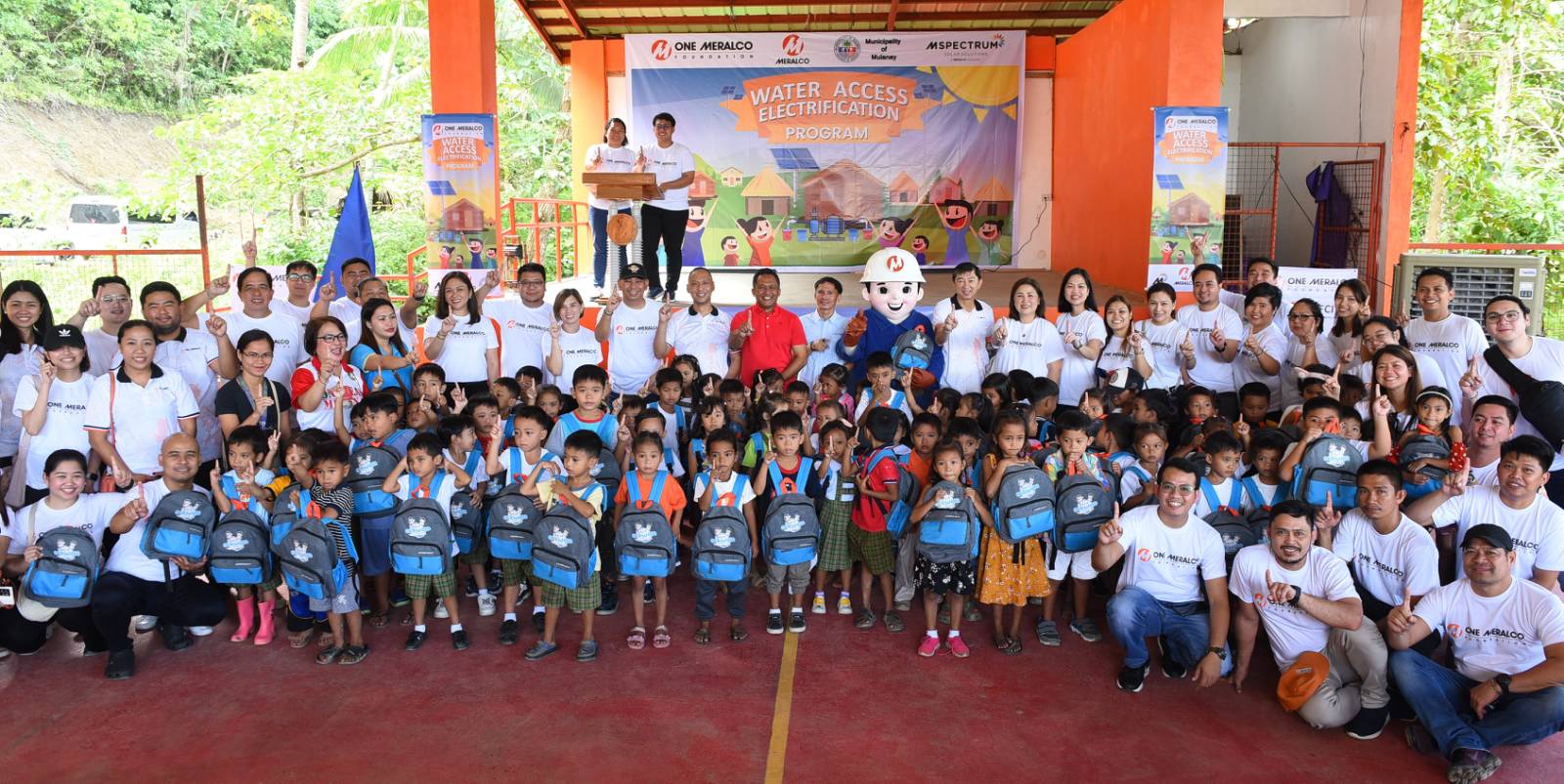 Residents and students of Sitio Central in Barangay Patabog, Mulanay, Quezon now have access to clean and reliable water supply with the turnover of a solar PV system that can power two 1-horsepower water pumps- an initiative under the Water Access Electrification program of One Meralco Foundation. Seen in the photo are the student beneficiaries with One Meralco executives led by Meralco Chief Revenue Officer Ferdinand O. Geluz, One Meralco Foundation President and Chief Corporate Social Responsibility Officer Jeffrey O. Tarayao, and Meralco Customer Retail Services Head Charina P. Padua.