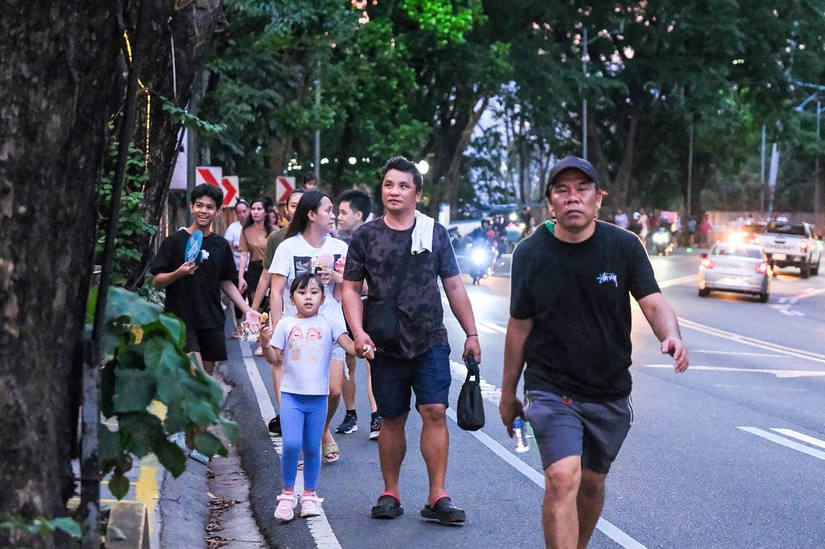 Marikina churchgoers walk uphill to attend mass