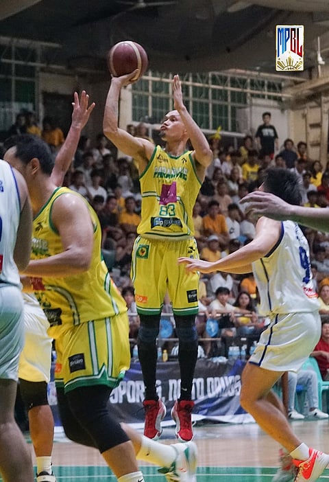 
MARK Yee knocks down a jumper to lift the Parañaque Patriots to a 64-57 win over the Muntinlupa Cagers in the Sixth Season of the MPBL.    