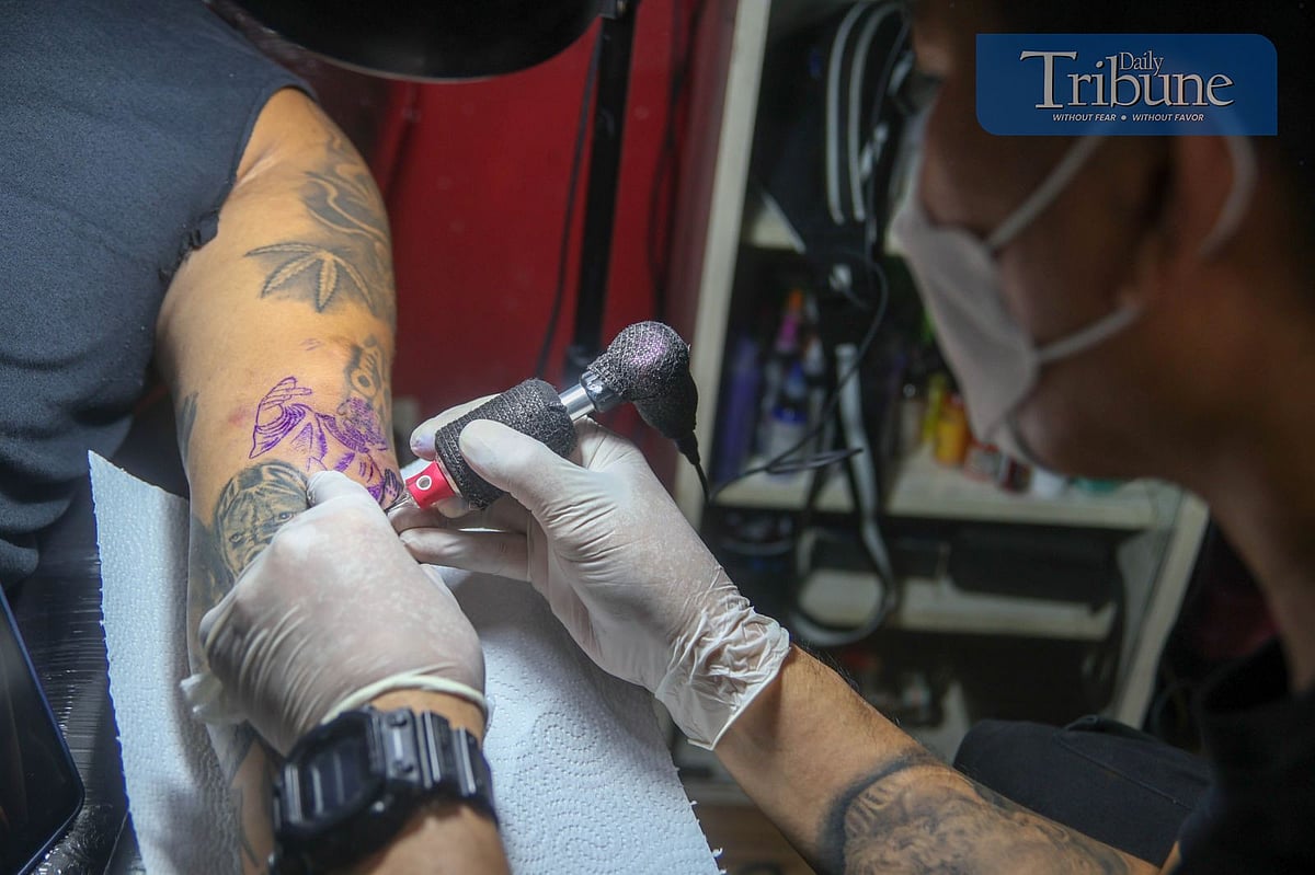 Uniformed personnel return to have their tattoos erased - Vimarsana News