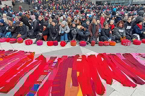 The women marched around the Riksdag with the scarf made of 3,000 smaller scarves. 