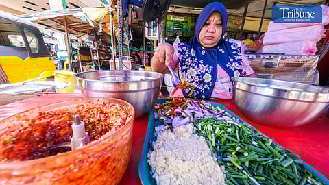 Muslim vendors near Manila Golden Mosque