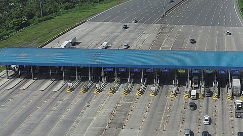 cars going in and out of cavitex tollway