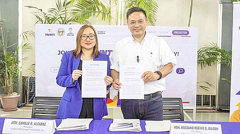 
Muntinlupa Mayor Ruffy Biazon (right) and Atty. Camille R. Alcaraz, president of Lingkod Muntinlupa Foundation, show the recently signed agreement for the online job portal. 1Munti Job Portal aims to address unemployment challenges by providing an accessible and efficient avenue for companies to access a diverse pool of candidates tailored to their specific needs, aligning with the city’s commitment to being a business-friendly hub. 