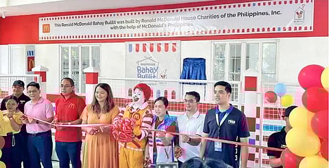 New Bahay Bulilit Pasig City Mayor Vico Sotto (rightmost) leads the ribbon-cutting ceremony of Ronald McDonald House Charities’ Bahay Bulilit at Barangay Manggahan, Pasig City; Barangay Manggahan chairman Quin Cruz; McDonald’s Philippines assistant vice president for corporate relations and impact Adi Hernandez; Ronald McDonald; and Pasig City Representative Roman Romulo.