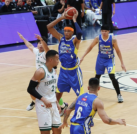 NAGTALA si Raffy Reavis ng double-double o 10 puntos at 13 rebounds sa 26 minutong paglalaro upang tulungan ang Magnolia na umiskor ng 108-100 panalo laban sa Terrafirma sa kanilang PBA Philippine Cup game kahapon sa Philsports Arena sa Pasig.