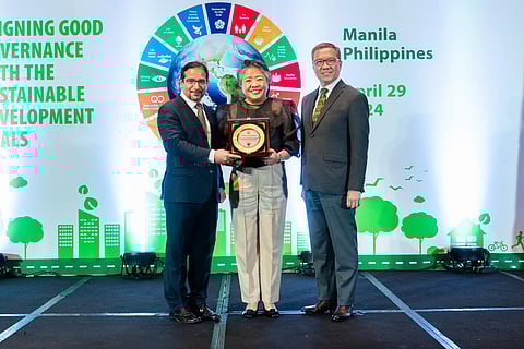 JOLLIBEE Group Foundation president Gisela Tiongson (center) and Jollibee Group chief business officer Joseph Tanbuntiong (right) accept the trophy for 3G Championship Award for Community Development and Philanthropy 2024 during the recent Good Governance Awards. With them is 3G chairman Dr. Humayon Dar presenting the award.