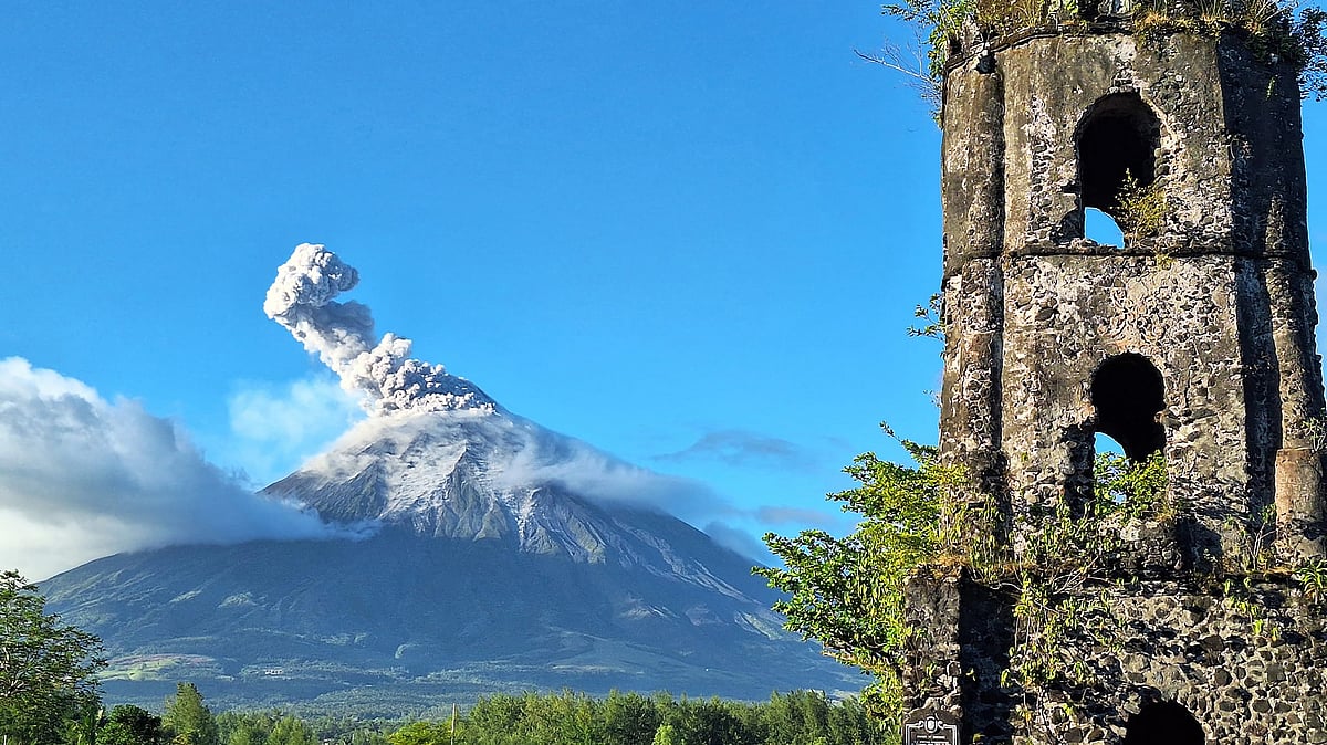 Grassfire razes Mayon Volcano base - Vimarsana News