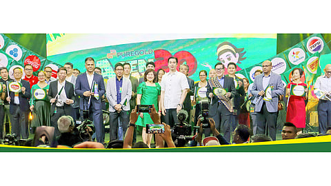 Pass to sustainable lives Tindahan ni Aling Puring members with Puregold officials led Puregold Price Club Inc. chairperson Susan Co (in green dress, center) and president Ferdinand Vincent Co (in white polo shirt beside Susan) mark the 20th anniversary of the company’s program that has uplifted the lives of many Filipinos