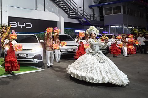 Dance of blessing: With a showroom floor area of 354 square meters, the dealership can accommodate up to six BYD electric vehicles on display.