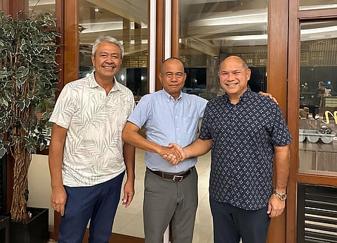 NGAP president Martin Lorenzo (right) shakes hands with Silicon president Rodel Mangulabnan (middle) to signify the end of their deadlock over the management of the national handicapping system. Also shown is NGAP director and handicapping committee chairman Kit Angeles. 