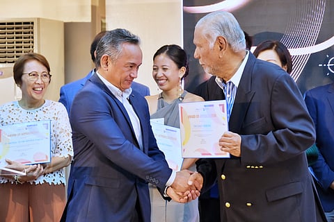 Aligned goals Outgoing Rotary Club of Makati president Bing Matoto (right) hands to Daily Tribune, represented by Editor-at-Large John Henry Dodson, a certificate of appreciation for helping the club in its many socio-civic undertakings.