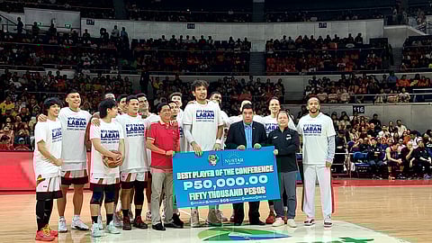 JUNE Mar Fajardo shares his 10th PBA Best Player of the Conference title with his San Miguel Beer teammates. Also shown are PBA commissioner Willie Marcial and San Miguel team governor Robert Non.  