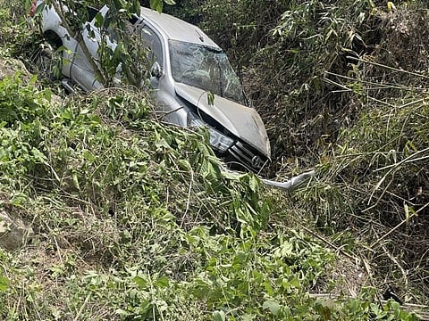 A CRASHED vehicle on the side of the road was found on Sunday. Investigators said that it lost control while traversing the national highway near Barok Bridge in Barangay Cataban, Palawan.
